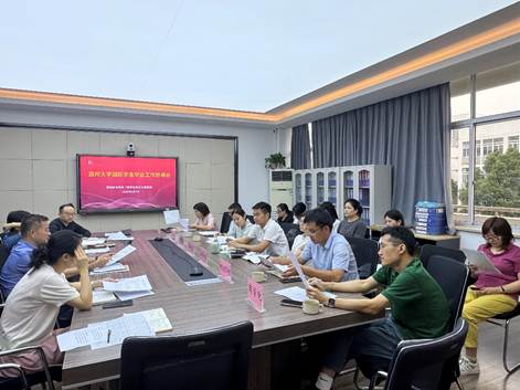 一群人站在桌子边 AI 生成的内容可能不正确。