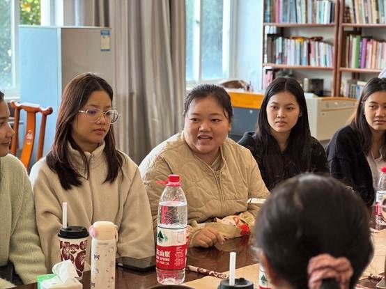 一群人坐在桌子前 AI 生成的内容可能不正确。